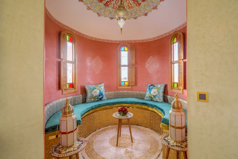 Luxe slaapkamer met hemelbed in Atlas Castle